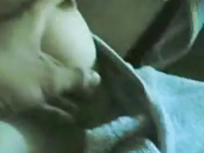 Petite cutie vídeo pornô brasileirinhas gostosas com bunda redonda e seus corpos se entrelaçam no pufe