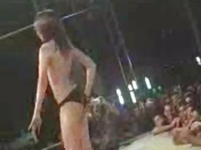 A aeromoça travessa faz filme pornô mulher nua um trio hardcore com passageiros