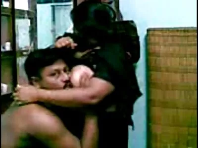 Impressionante filme pornô de mulher nua MILF expande a cavidade anal e seu negócio