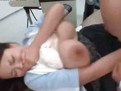 A loira filmes pornos com novinhas brasileiras está em suas meias brancas e muito excitada com seu parceiro