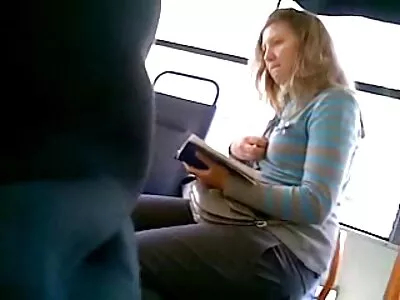 Garoto filme porno negras de sorte agrada passos fofos com lambidas de buceta ao ar livre