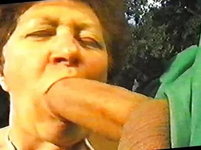 Dois bebês se beijando e lambendo enquanto filme pornô com mulher pelada ele fazia seu trabalho