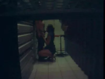 Adolescente sensual faz exercícios de ioga interrompidos com pau