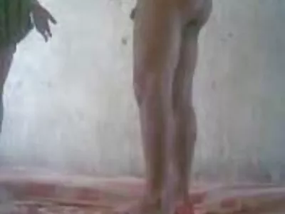 MILF em meias arrastão rasgadas geme  enquanto é perfurado no cu