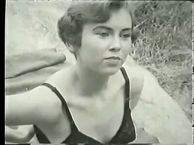 Garota de cabelos escuros filme pornô comendo a com uma bunda grande sendo fodida