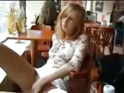 A senhora com tinta e curvas naturais é uma grande fã de chupar pau filmes pornos loiras