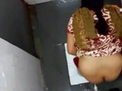 A fofa loira com uma bunda grossa leva uma bunda fodida em filme pornô da mulher da bundona um close