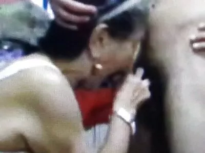 Mulher loira pequena em lingerie sexy sendo atingida por um pedaço filme pornô só de mulher preta