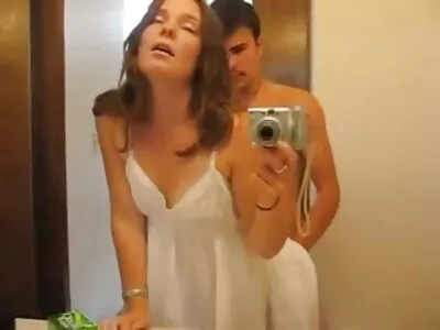 Gata morena de salto alto quer um pau
