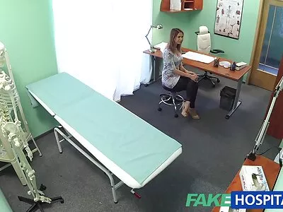 Guy perdoa dívidas em  favor de sexo com a namorada do corno