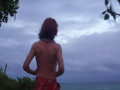 Macho segura a garota filme de sexo mulher gostosa com força, empalando sua cabeça e sua boceta em um pau duro