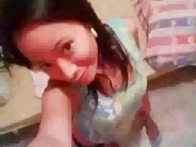 Morena de saia vermelha e  amiga fazendo ginástica lésbica no chão
