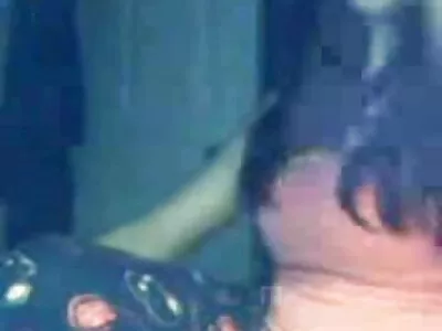 Um cara está fazendo filme pornô mulheres gostosas sexo a três com duas lindas garotas