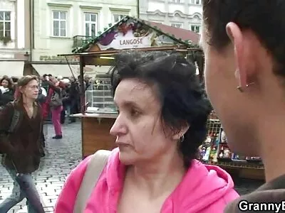 Ela adora engasgar com filmes pornô com loiras gostosas um pedaço grosso de carne e ter a bunda recheada