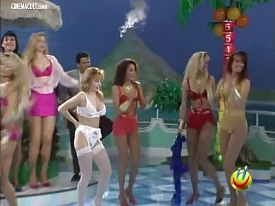 Garota morena esplêndida fica cheia de pau duro no pelada filme pornô quarto