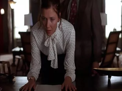 Garota atraente Ebony chupando e montando pau filme pornô só as morena branco na sala de estar