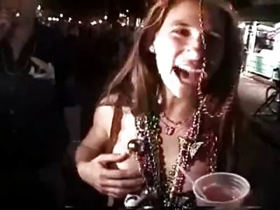 Dois casais safados estão dando filme porno lesbicas se esfregando uma festa de quatro balanços
