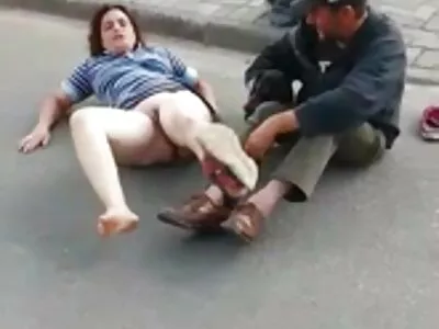 Garota não consegue resistir à tentação  de ganhar muito dinheiro para fazer sexo oral