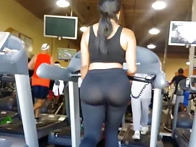 Loira magra conhece um cara à beira da piscina e eles vão para dentro para fazer sexo