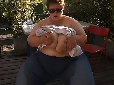 Gata amadora recebe algum dinheiro em troca de chupar pau