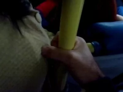 Garota adolescente  bem encorpada levanta a perna e fica com um pau
