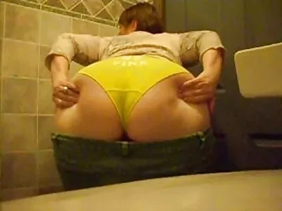 Um filme de pornô da morena cara com uma câmera engana uma garota de cabelo curto para fazer um BJ ao ar livre