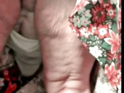 Milf gostoso e uma gata começam filme pornô brasileiro com as coroas a fazer gangbang