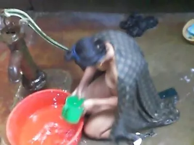 Gata careca está usando uma varinha mágica em sua boceta enquanto é sodomizada filme pornô com as mulheres mais gostosas do mundo