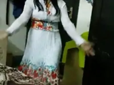 Morena atrevida agrada a loira com seus dedos hábeis filme pornô de mulher negra