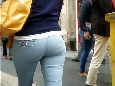 Morena gata latina leva uma vídeo pornô das gostosas brasileiras surra em um ménage à trois