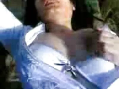 O homem  sabe que essa meia-irmã adora ele batendo em seu pedaço raspado
