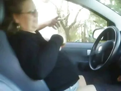 Loira amadora de  joelhos com um pau gordo na boca