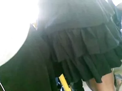 A adolescente europeia Eveline Dellai é  abalroada em público
