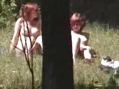 Morena nua se masturbando com um  brinquedo no banheiro