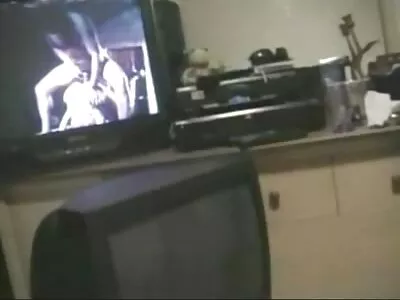 A filme pornô de quatro massagista excêntrica está acariciando e tocando uma garota loira gostosa