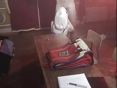 Menina morena se dedilha vídeo pornô as brasileirinhas gostosas em lençóis brancos e faz uma chupada