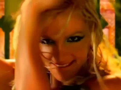 Mulher ruiva MILF com peitos grandes montando um filme de pornô homem chupando a mulher pica-pau fino