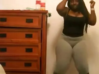 Amor surpreso com o presente da madrasta na forma do pênis de seu filme pornô de mulher chupando amante