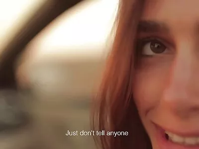 A ruiva fofa e animada bate no filme pornô bunda grande garanhão com uma pulseira