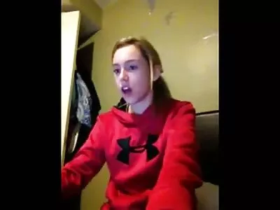 Babe dando uma chupada e brincando com o filme pornô com as primas meio-irmão