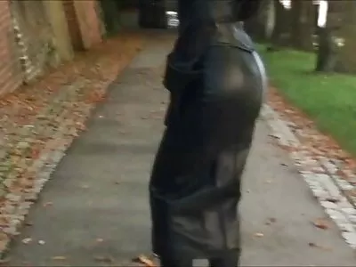 Vídeo pornô de professora  fodendo universitária nerd com seios falsos