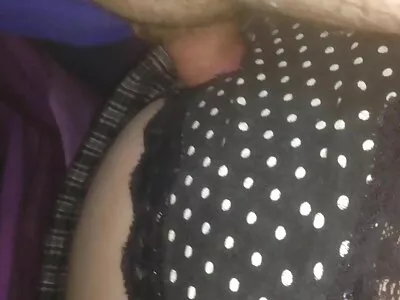 Garota filme pornô com morena gostosa negra com cílios postiços fazendo sexo interracial na piscina