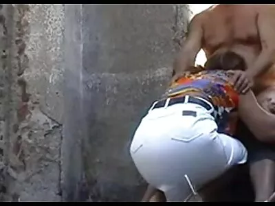 Adorável jovem morena batendo forte na natureza depois filme porno com ninfetas de chupar um pau