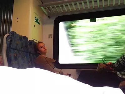 O garanhão careca pega a jovem morena vídeo pornô brasileiro das coroas Euro e fode bem com ela