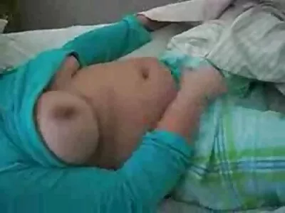 Padrasto luxurioso a foder esta menina morena de aparência filme pornô com mulheres da bunda grande doce