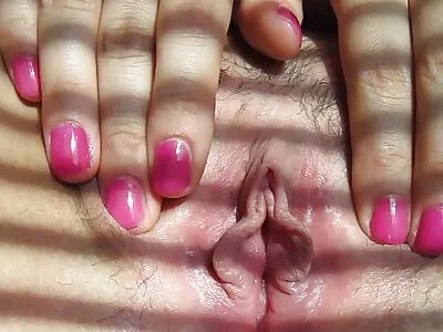 Morena com filme pornô com preta um rosto bonito disposta a andar em um enorme dong