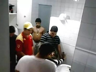 Duas senhoras lascivas gostariam  de obter alguma satisfação sexual