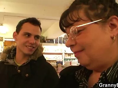 Dois  jovens amigos sempre podem se divertir sem nenhum galo