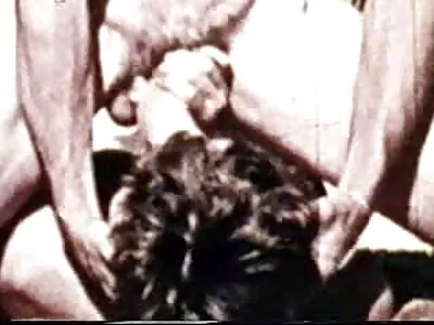 Gatas adolescentes  encantadoras têm um trio intenso com um cara