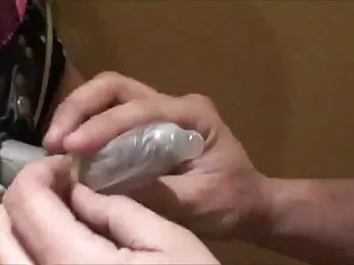 Jovem de pele filme de pornô mulher morena pálida montando um pau grande no quarto do hotel